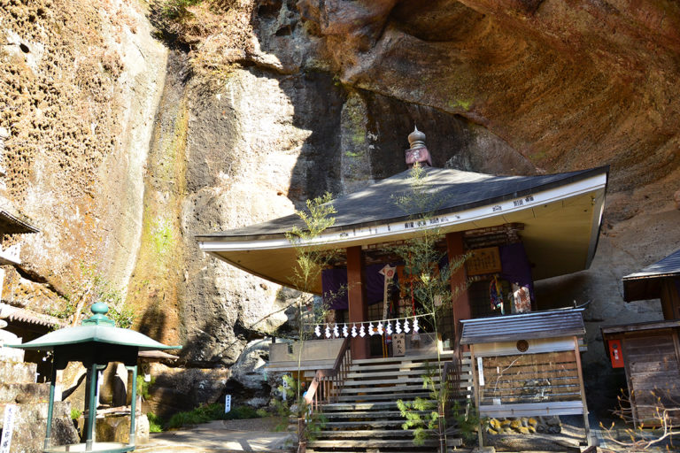 Kannon-in Temple (Chichibu Pilgrimage Temple No. 31) and Iwadono Sawaishi