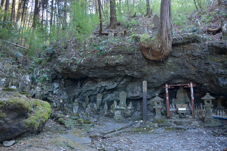 Conglomerate Bedding and Stone Buddha Statues of Kinsho-ji Temple (Chichibu Pilgrimage Temple No. 4)