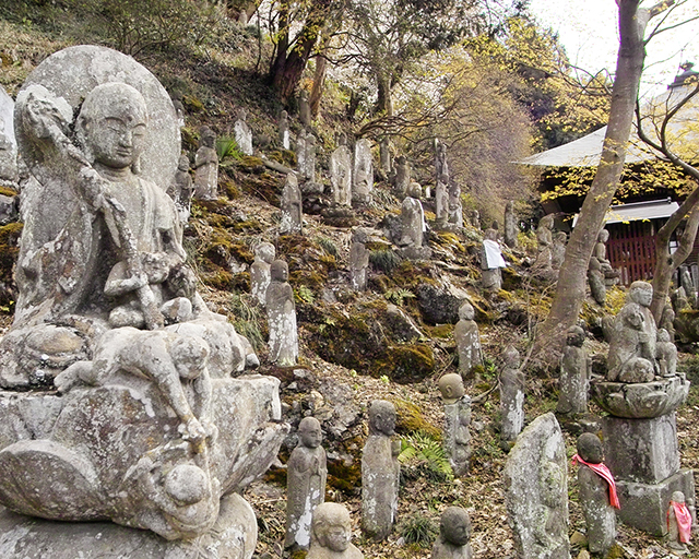 札所4番金昌寺の石仏群（岩殿沢石）