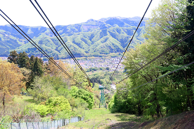 ロープウェイ山頂駅から岩畳方向を眺める