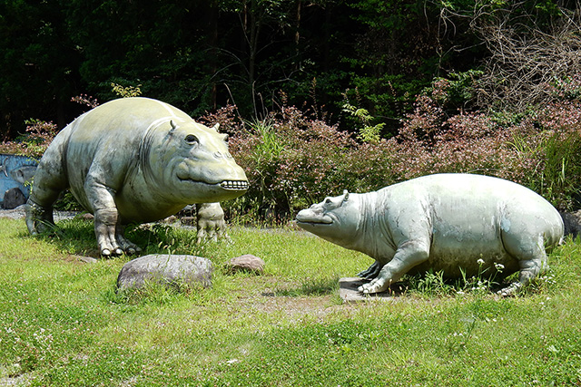 般若の丘公園のパレオパラドキシア像（親子）