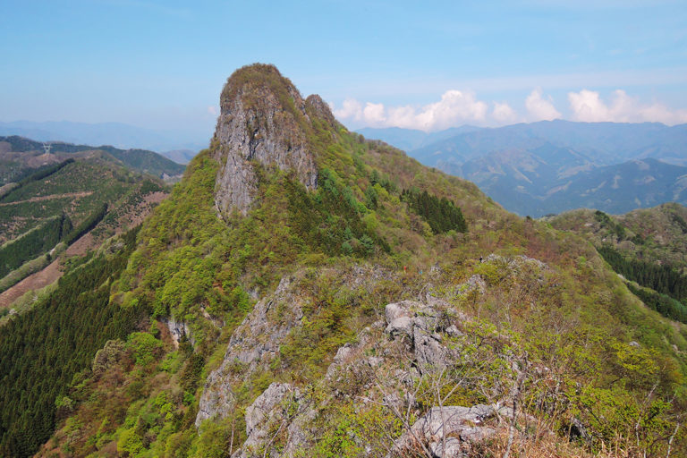 二子山の石灰岩岩壁