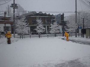 まちなかパーキングも雪掃き！　おもてなしの心でお出迎え