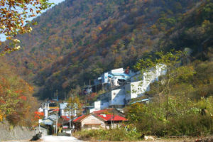 秩父トーナル岩と鉱山跡