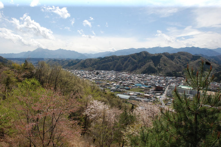 四季の道展望台から(小鹿野市街地武甲山方向)