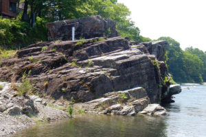 紅簾石片岩とポットホール