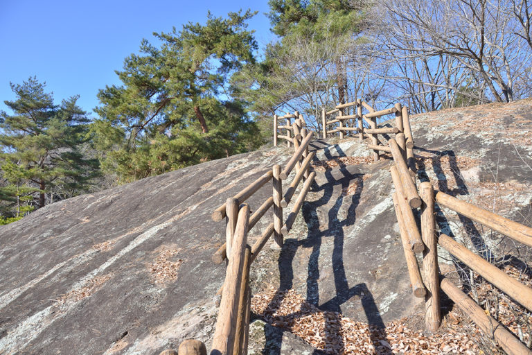 白砂公園の岩上の遊歩道