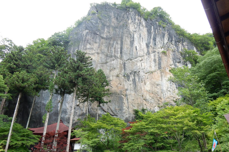 札所28番橋立堂の石灰岩体と橋立鍾乳洞