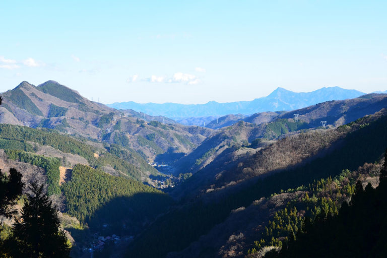 志賀坂峠からみた山中層群（山中白亜系）の地層が広がる谷