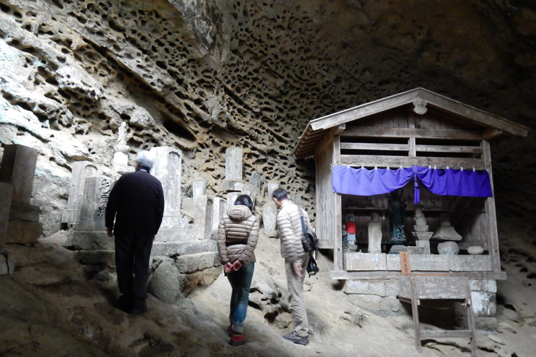 札所32番法性寺のお船岩とタフォニ