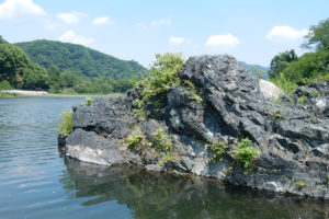 栗谷瀬橋の蛇紋岩